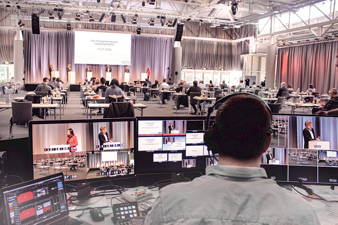 Hybrider Kongress als Digitalevent mit Livestreaming und Teilnehmern vor Ort von PINK Event Service mit der Messe Karlsruhe zum Thema Energie