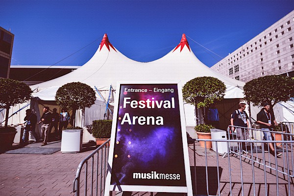 Festival Arena in der Messe Frankfurt mit Veranstaltungstechnik von PINK Event Service